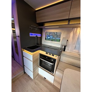 Nueva Autocaravana Itineo Famili JC740 Clase A, 6 Plazas, Volante a la Derecha, Transmisión Automática, Una Habitación, Cocina Ajustable - Product Image 4