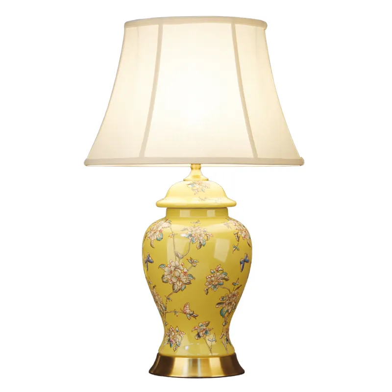Clásica amarillo de flores de porcelana pintado a mano decorativa de interior lámpara de mesa de cerámica
