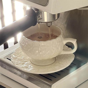 Taza y Platillo <span class=keywords><strong>de</strong></span> Café <span class=keywords><strong>de</strong></span> Cerámica con Diseño Floral en Relieve, Estilo Francés Vintage, Apto para Microondas, Regalo para el Inauguración <span class=keywords><strong>de</strong></span> la Casa <span class=keywords><strong>de</strong></span> un Amigo - Product Image 3