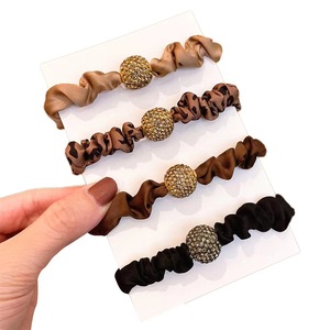 Coletero con Estampado de Leopardo y Diamantes de Imitación, Banda para el Cabello de Tela, Accesorio Casual para Mujer, Primavera 2023 - Product Image 4