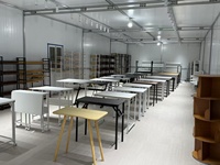Bureau extensible de style moderne Espaces de travail fonctionnels à panneaux en bois organisés par un bureau d'ordinateur en métal