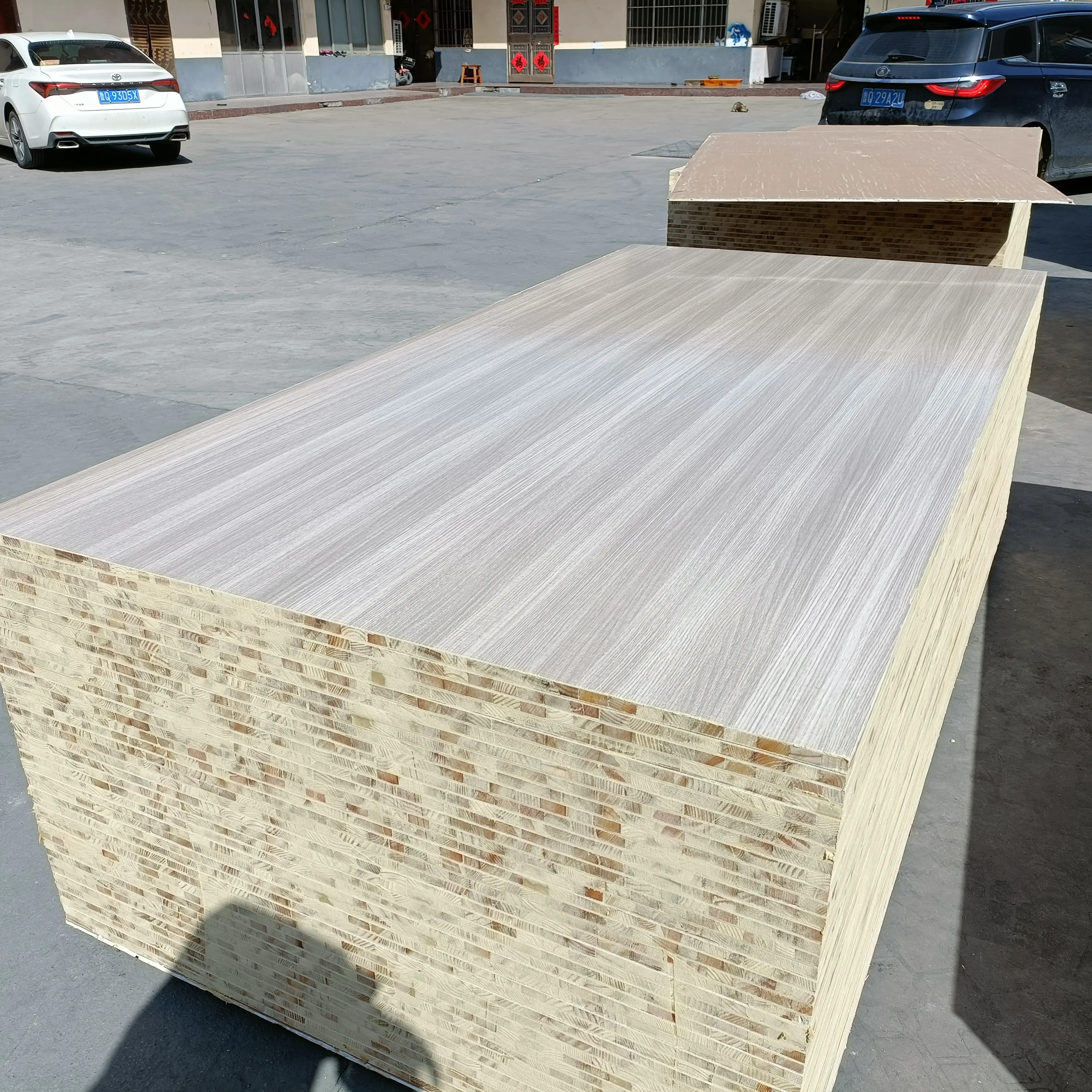 لوحة كتلة من خشب الميلامين الأبيض بحجم 18 مللي متر من مصنع مواد falcata