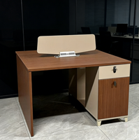 Bureau de travail et poste informatique contemporains, mobilier de bureau, ensemble bureau et chaise pour employés
