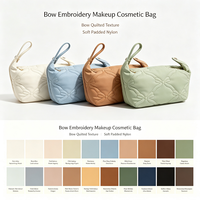 Sac à cosmétiques matelassé couleur bonbon avec nœud papillon Sac de rangement avec logo personnalisé Sac à maquillage en nylon doux gonflé Pochette cadeau