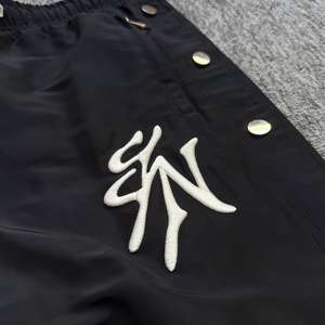 Pantalon de survêtement décontracté noir en polyester avec broderie 3D personnalisée de haute qualité, boutons latéraux, pantalon en nylon pour hommes - Product Image 2