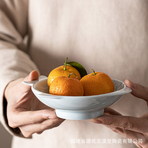 Assiette à fruits en céramique ronde en porcelaine à pied haut, style Wuxi Tang, de Dehua, Fujian, pour la maison et les offrandes bouddhistes - Product Image 1