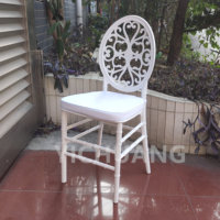 Silla de plástico blanco de boda moderna barata al aire libre con cojín