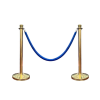 Poteau de barrière de file d'attente doré avec corde