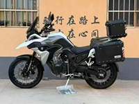 Moto Kove 500X à bras oscillant simple, ADV, 471 cm³, bicylindre, refroidissement liquide, moto de tourisme avec coffres latéraux et de toit en aluminium