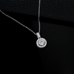 Collier classique rond avec halo de diamants de laboratoire, pendentif solitaire à taille ronde avec accents pavés en argent 925 - Product Image 4