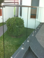 Système de balustrade en verre moderne et facile à installer pour balcon, avec tube carré perforé en acier inoxydable, fourni directement par l'usine