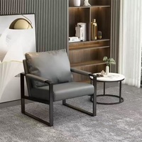 Fauteuil de salon discret GEDO Wabi-sabi 2026 avec accoudoirs en acier inoxydable et revêtement en cuir noir souple