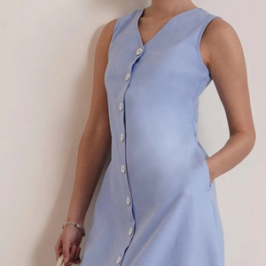 Vestido midi casual con cuello en V y botones, sin mangas, color azul cielo, corte en A, mezcla de lino transpirable, para trabajo y uso casual de verano. - Product Image 2