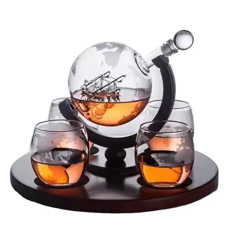 Penjualan Laris Amazon Buatan Tangan 850ML Whiskey Globe Decanter Dalam dengan Desain Kapal dengan Dasar Kayu dengan 2 Cangkir