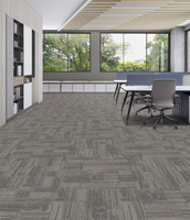 Dalles de moquette modulaires en PVC 50x50 avec envers remplaçable, en PET bouclé, résistantes à l'eau, pour couloirs d'hôtels et sols commerciaux