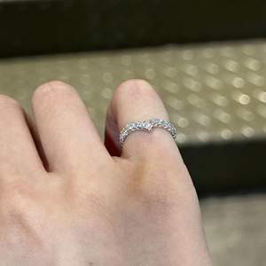 Bague en argent pur S925 en forme de V avec diamant plein cercle, polyvalente, haut de gamme, avec queue en ruban et pierres de zircon empilées - Product Image 3