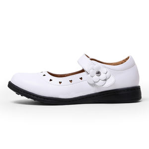 <span class=keywords><strong>Scarpe</strong></span> Mary Jane Personalizzate <span class=keywords><strong>per</strong></span> Bambine in Pelle Nera con Ritagli a Cuore e Chiusura in Velcro, Ideali <span class=keywords><strong>per</strong></span> Uniforme Scolastica, Feste e Uso Quotidiano - Product Image 3