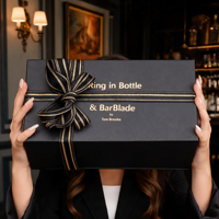 Boîte cadeau rigide noire personnalisée avec surpiqûres dorées, ruban en satin et logo estampé à chaud pour emballage de parfum, montre ou cadeau