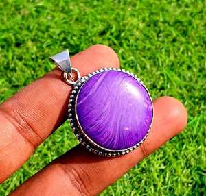 Charoite จี้อัญมณีทรงหลังเบี้ยทรงกลมเกรดการรักษาด้วยเทคโนโลยีการตั้งค่าโรเดียมและชุบทอง - Product Image 3