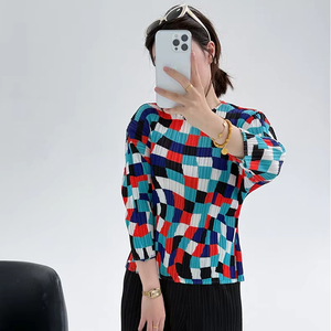 Ensemble plissé 2 pièces style Miyake pour <span class=keywords><strong>femme</strong></span> : haut coloré à motif géométrique et pantalon large plissé à <span class=keywords><strong>carreaux</strong></span> – Tenue décontractée - Product Image 1