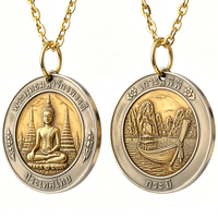 Collier pendentif circulaire plaqué or en bronze, avec médaille bouddhiste souvenir de temple thaïlandais, scène de bateau en relief