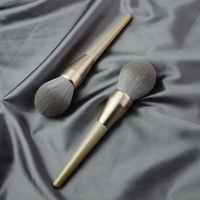 Outil de beauté professionnel manche en bois bio sablage or platine unique grand pinceau de maquillage en poudre