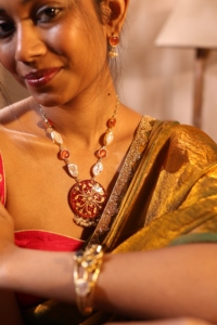 Conjunto de Collar y Pendientes de Estilo Étnico con Perlas de Imitación y Latón Esmaltado Rojo Hecho a Mano para Bodas y Fiestas - Product Image 3