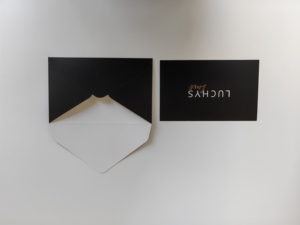 Sobre de Papel Negro con Logotipo Personalizado en Relieve para Empaque de Tarjetas - Product Image 6