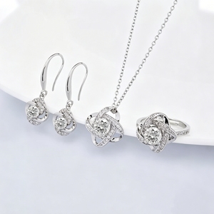 Set di Gioielli in Moissanite Placcato Argento 3 Pezzi, Collana con Ciondolo a Quadrifoglio, Orecchini e Anello, Regalo Nuziale per Donne - Product Image 2