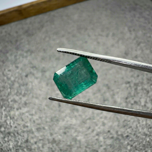 Émeraude naturelle zambienne de 3,75 carats, taille octogonale, pierre précieuse verte certifiée pour la fabrication de bagues, pendentifs et bijoux - Product Image 1