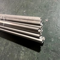 Tube carré en acier inoxydable 304/316/316L perforé 30x30mm sans soudure pour utilisation en appartement, parc et allée