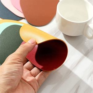 Sous-verres en cuir PU personnalisés en gros pour boissons, tapis de protection irrégulier double face imperméable et antidérapant pour café et thé - Product Image 2