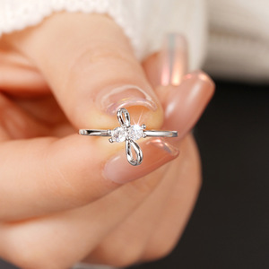 Anello di fidanzamento a forma di fiore con zirconi cubici per donna, montatura a griffe, pietra rotonda creato in laboratorio, anelli alla moda. - Product Image 3