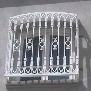 Conception personnalisée de grilles de fenêtre en fer de style <span class=keywords><strong>moderne</strong></span> en acier inoxydable fixe ouvert avec des motifs de défilement traditionnels pour les hôtels et les hôpitaux - Product Image 3