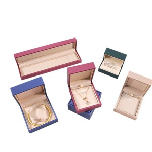 Boîte à bijoux rectangulaire en cuir PU avec logo personnalisé estampé à chaud pour bagues, pendentifs, bracelets et joncs – Vente en gros - Product Image 6