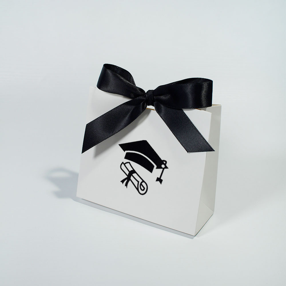 Sac blanc avec ruban noir