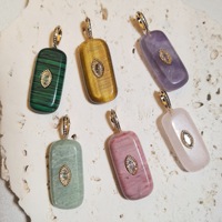 Pendentif en pierre naturelle incrusté de zircon, artisanal, en tungstène plaqué or 18 carats, création originale inspirée des tendances Instagram