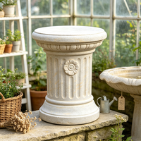 Socle de colonne cannelée romaine en résine blanc cassé texturée, fait main et peint à la main, support de plantes nautique, pilier de jardin classique