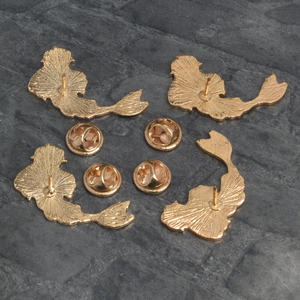 Schwarz-Weiß-Koi-Pin Japanische Koi bringen viel Glück Fisch Emaille Anstecknadeln Abzeichen Tier nadeln Broschen Frauen Schmuck Party Geschenk - Product Image 5