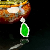 Pendentif en jadéite birmane naturelle de qualité A, pendentif en jadéite en forme de feuille, jadéite birmane, cadeau pour femme à porter au quotidien (avec NGTC)