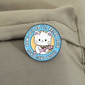 Broches en émail « Fluffy Cat Menace » : chat mignon mais effrayant, broche « Paws Off or I Will Break Your Knees », bijoux en gros - Product Image 3