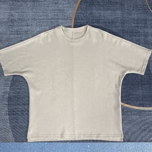 T-shirt a maniche corte in cotone 100% su misura per uomo in tinta unita, Casual con orlo Modulare e capospalla - Product Image 1