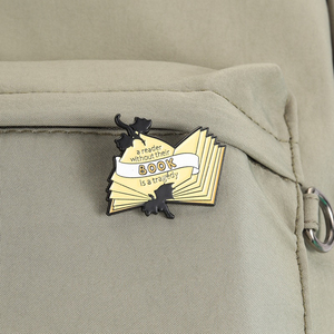 Pin de solapa de metal esmaltado personalizado de Cuarta Ala con diseño de llama de hierro y dragón creativo, joyería temática de libros, regalo para lectores - Product Image 3