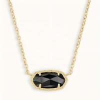 Collier ras du cou délicat en laiton avec pendentif en verre transparent violet et cadre martelé pour femme, idéal pour le port quotidien en superposition