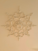 Médaillon de plafond en plâtre à motifs incrustés de style français, ornement de plafond en plâtre sculpté pour la décoration de plafond