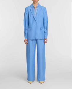 Blazer bleu ciel pour femme avec revers cranté, poches à rabat, poignets ajustés, parfait pour une tenue professionnelle de bureau - Product Image 2