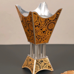 Bruciatore d'Incenso a Quattro Angoli in Stile Europeo, Decorazione Artigianale per l'Atmosfera Domestica, Design Unico in Metallo o Ceramica per Soggiorno - Product Image 1