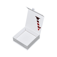 Boîte cadeau personnalisée en carton blanc moderne de luxe avec fermeture magnétique, couvercle rabattable, revêtement UV et gaufrage