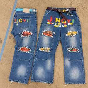 بنطلون جينز رجالي فضفاض بتصميم كارجو مع رقع مطرزة مخصصة وركبة مزدوجة ممزقة - Product Image 2