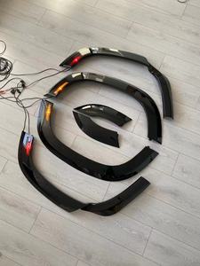 Kit de ajuste de arcos de rueda negro brillante con barras de luz LED para modelos <span class=keywords><strong>Land</strong></span> <span class=keywords><strong>Rover</strong></span> <span class=keywords><strong>Defender</strong></span> L663 4 puertas 2020 2021 <span class=keywords><strong>2022</strong></span> 2023 - Product Image 3